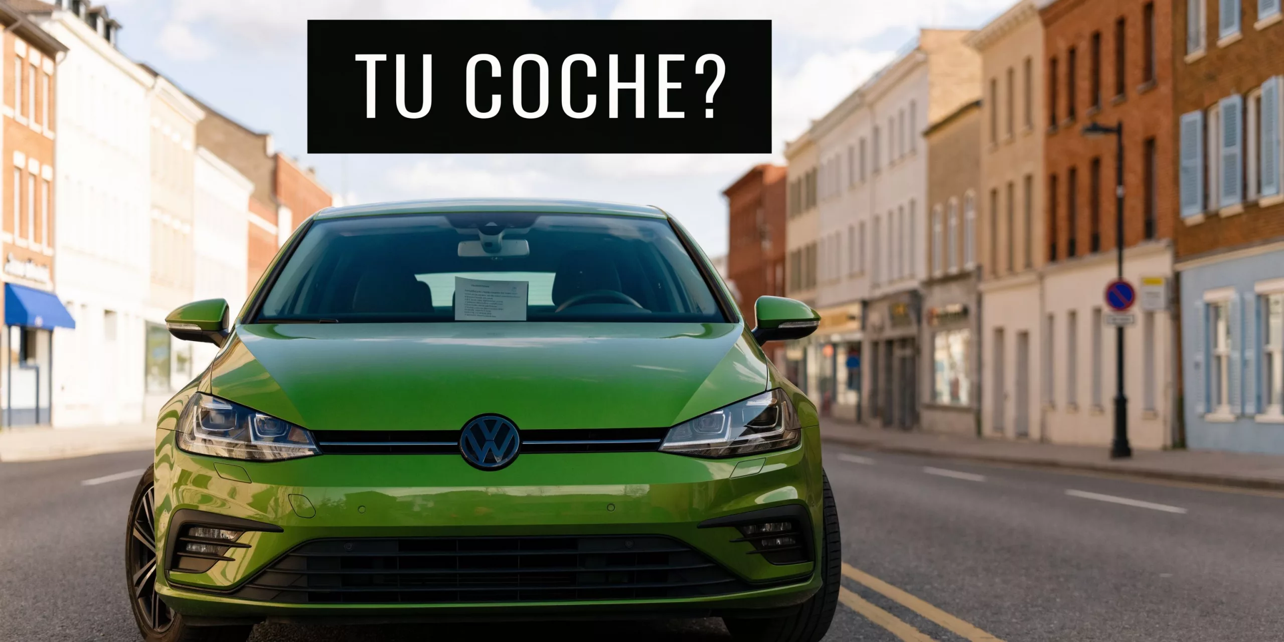 Un coche verde Volkswagen estacionado en una calle pintoresca con el texto TU COCHE en la parte superior.