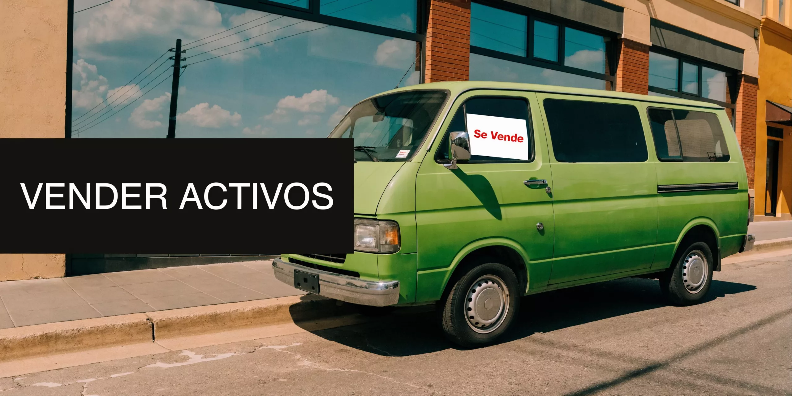 Una camioneta verde estacionada frente a un edificio con el texto Vender Activos superpuesto en la imagen.
